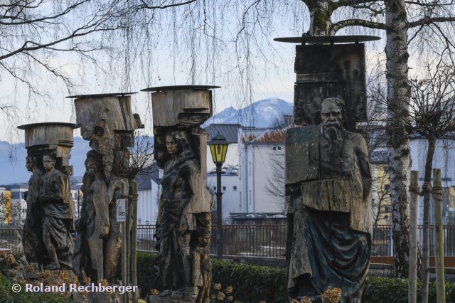 Holz Statuen beim Fluß in Hallein 2